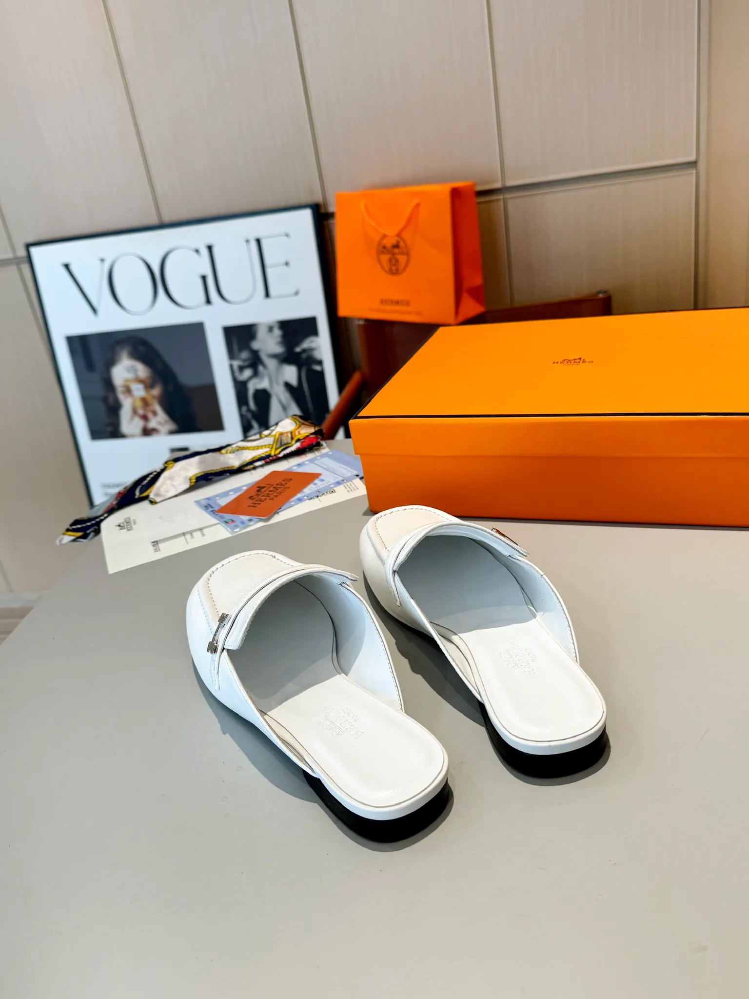 👟👟Ex-factory price 520👟👟 Hermes Groupie square-toe H-buckle mules, half-drag high heels and flat heels; the foot feel at the counter is invincible, groupie Mule shoes are made of h-buckle canvas and calfskin with mini silver Paris shoe buckles and contrasting piping. They are super beautiful in real life. Upper: imported original calfskin/original molded fabric. Lining: sheepskin. Outsole: Italian genuine leather outsole. Original packaging. Heel height: 5cm and 2 types of flat heel. Size: 35-41 (customized in size 42). Color: 6 colors.